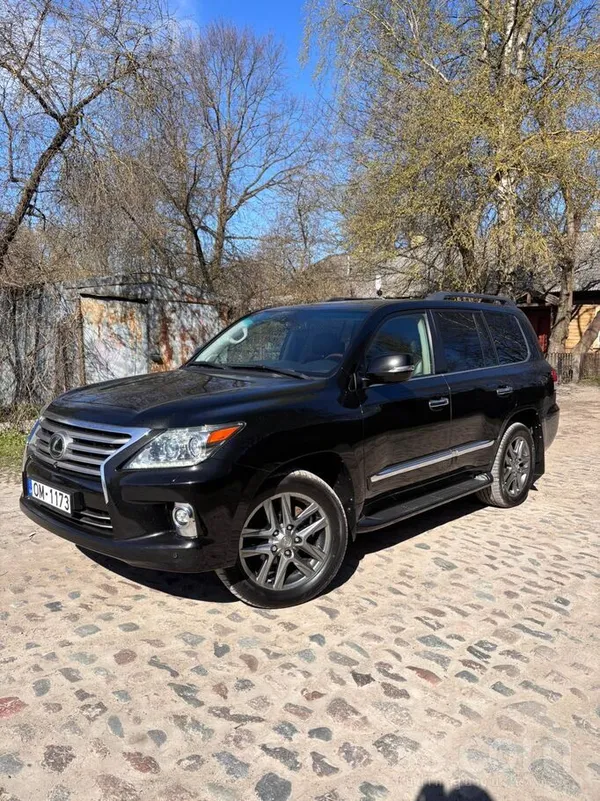 Pārdodu savu Lexus LX 570 2013. gada. Auto ir ļoti labā stāvoklī, kopts un a