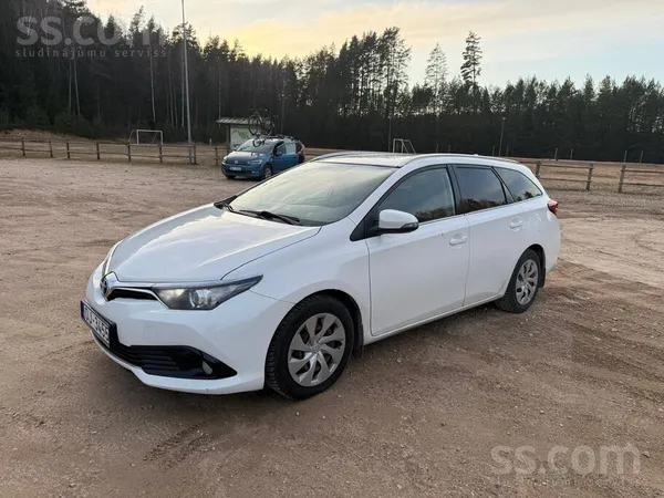 Pārdodu Toyota Auris, lieslusks ģimenes auto, vienkāršs un lēts ekspluatācij