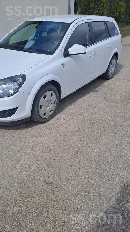 Opel Tehniski labā stāvokli, rūsas praktiski nav. Samai