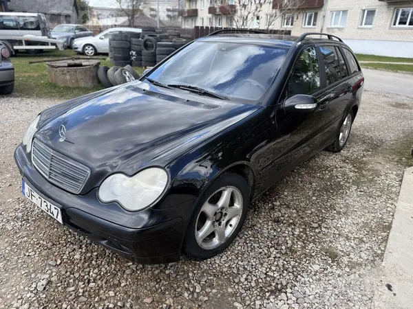 Mercedes 2.2d 85kw , tehniski labs auto , vizuāli ir kur pielabot. 
Atrodas