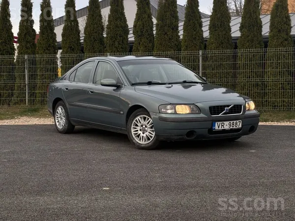 Volvo Tirgoju labu Volvo S60 ar svaigu skati, mašīnai vi
