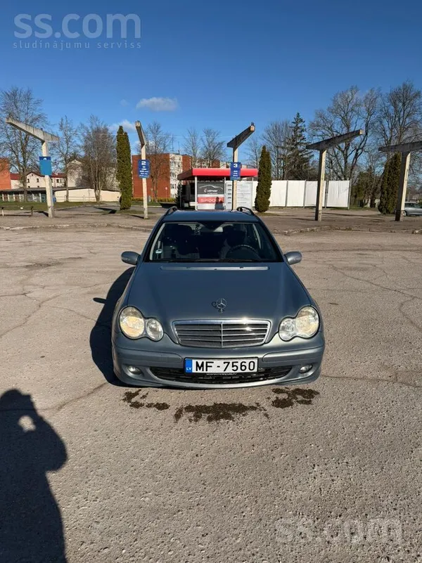 Pārdodu koptu un uzticamu Mercedes-Benz C200 universāli. 
Auto ikdienā liet