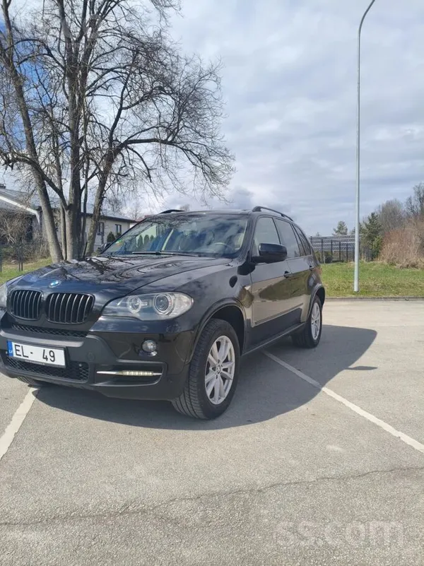 BMW X5 bez pneimo piekares. Ar parasto stūres iekārtu.