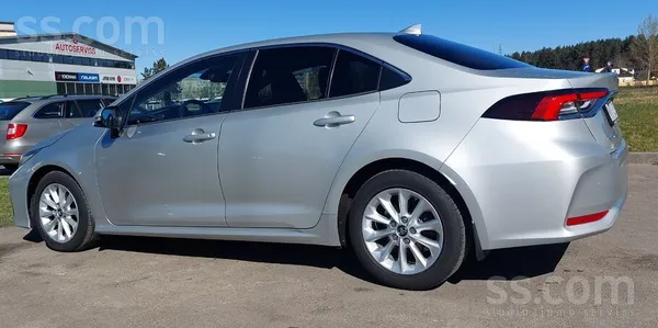 Toyota Corolla, 1, 6 litru benzīna dzinējs ar automātisko pārnesumkārbu.