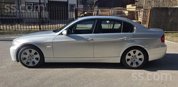BMW E90 325i. 

Ja vēlies neuzkrītošu un praktisku auto, kas efektīvi izda