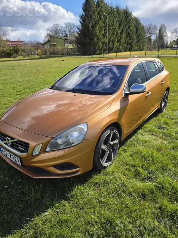 Volvo Dāma pārdod koptu, mīlētu automašīnu Volvo V60 R D