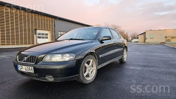 Volvo Pārdod Volvo S60.