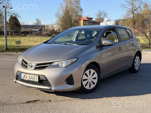 Tirgoju toyota auris 2013 gada 1.3 motoru loti labs un ekonomisks, pilseta l