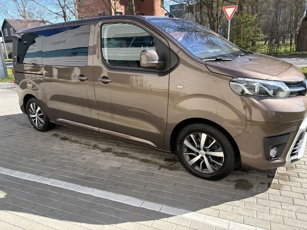 Toyota Lielisks, pilnākās Proace busa versijas ģimenes au