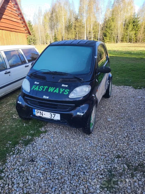 Smart Auto normālā stāvoklī, vizuāli defekti arī salonā.
