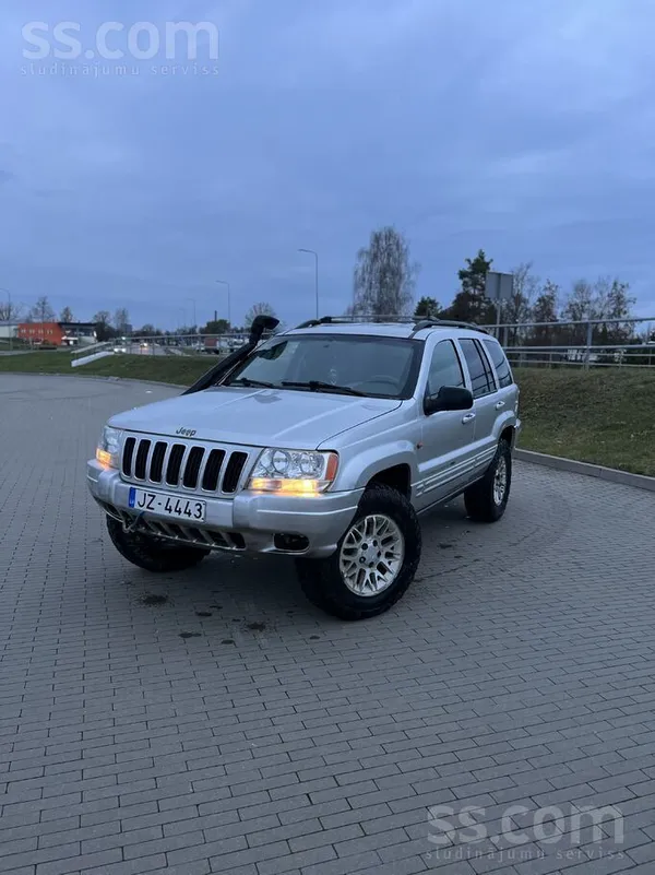 Jeep Uz tirgu iet labs darba zirgs. Pilnpiedziņa, dubļu
