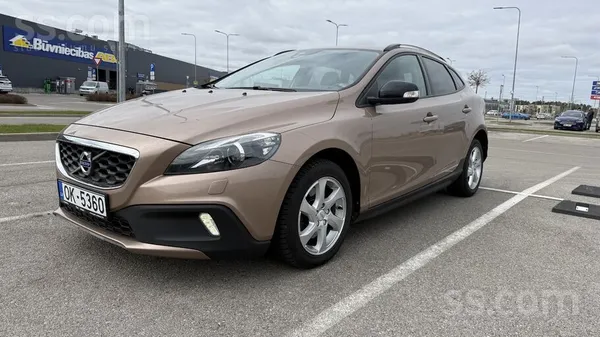 Pārdod Volvo V40 Cross Country ar ekonomisko un uzticamo 1.6 dīzeļa dzinēju.