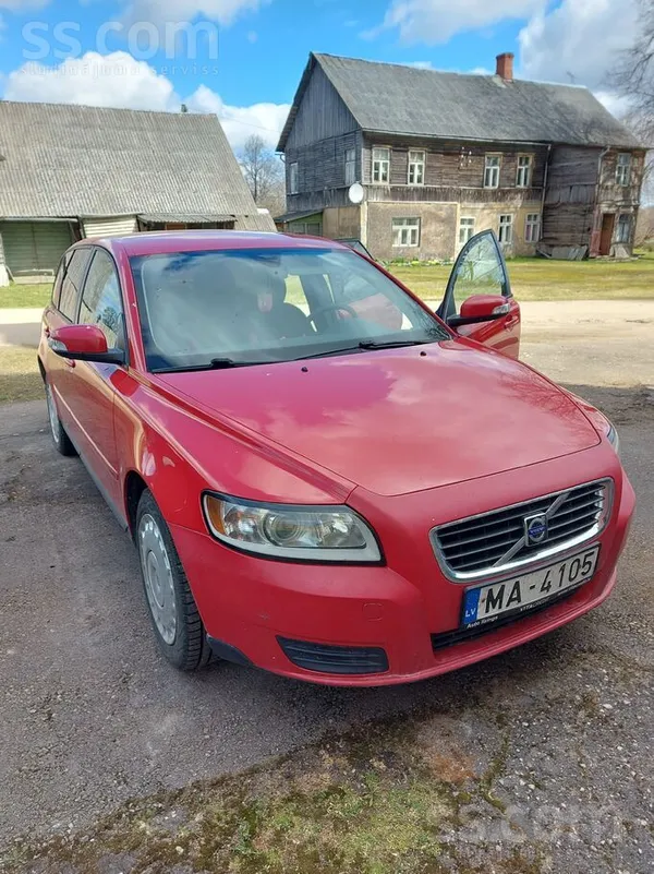 Volvo Uz tirgošanu iet skaisti sarkans Volvo V50, dīzelī