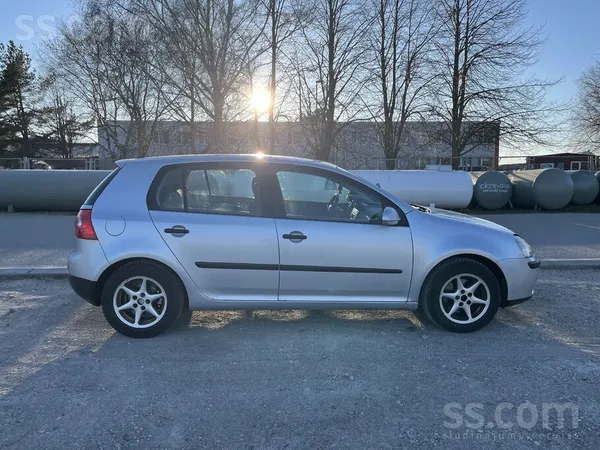Volkswagen Pārdodas ērts un patīkami vadāms Volkswagen Golf 5