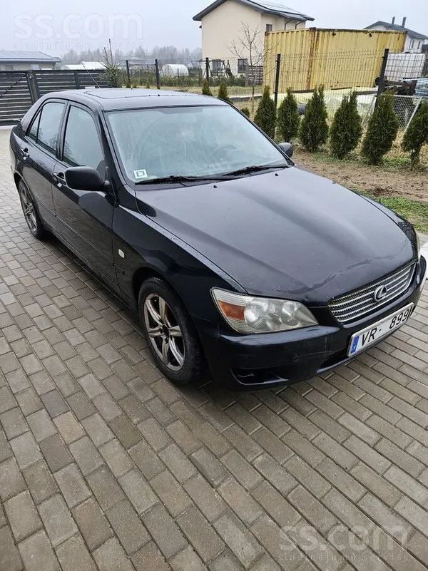 Lexus is200, sarūsējis
Lec, kustās, bremzē. 
Pusādas salons. 
3 gadu nodo
