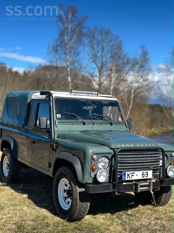 Pārdodu 2011. gada izlaiduma Land Rover Defender 110, iekšā stāv izturīgais