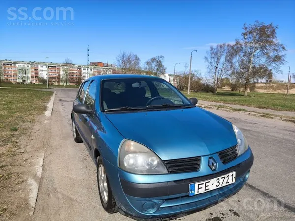 Pārdodu Renault Clio 1.2b 2004. gada izlaiduma ar 5 ātrumu mehānisko ātrumkā