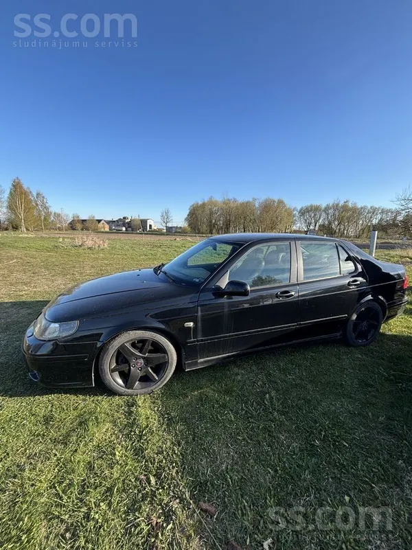 Saab Divi auto par vienu cenu. Pirmais auto ir ar jaunu