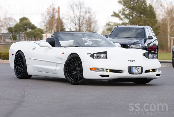 Chevrolet Pārdod Chevrolet Corvette 5.7 dzinēja tilpumu 1999