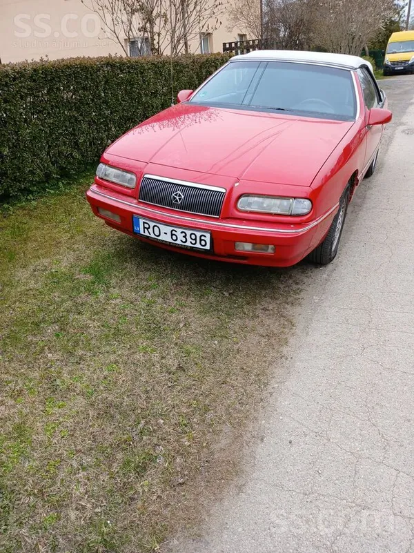 Mašīna ideālā stāvoklī, izņemot vietām laka lobās, rūsa neeksistē, jumts ele