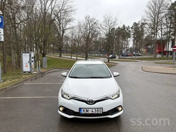 Pārdod Toyota Auris 2016 1.6D
Mašīnai jauns akumulators, ziemas un vasaras