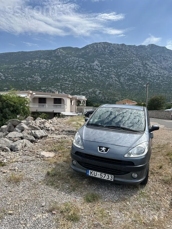 Pārdodu auto ar ejošu motoru. Mašīna brauc, bet ir ritošai daļa ir problēmas