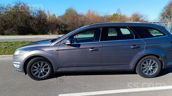 Ford Pardodu mašīnu labā stāvokli, viss darbojas lielis