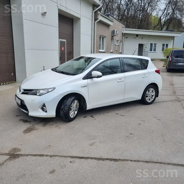 Toyota Компания продает хорошую машину Toyota Auris 1, 8 
