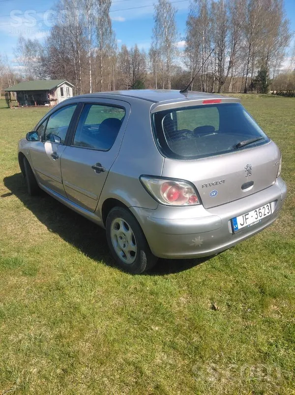 Pārdodu ekonomisku auto braukšanas kārtībā. Uz auto redzami rūsas pleķi, kas