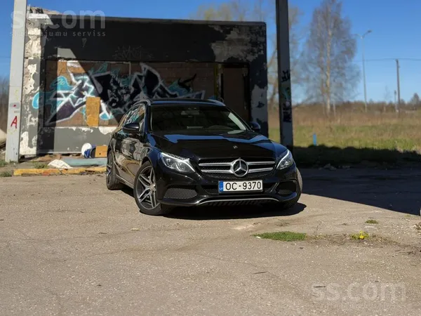 Mercedes Pārdod automašīnu labā tehniskā un vizuālā stāvokl