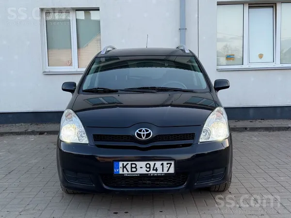 Toyota Pardodu tojotinu ar pasu labako motoru sava klase 