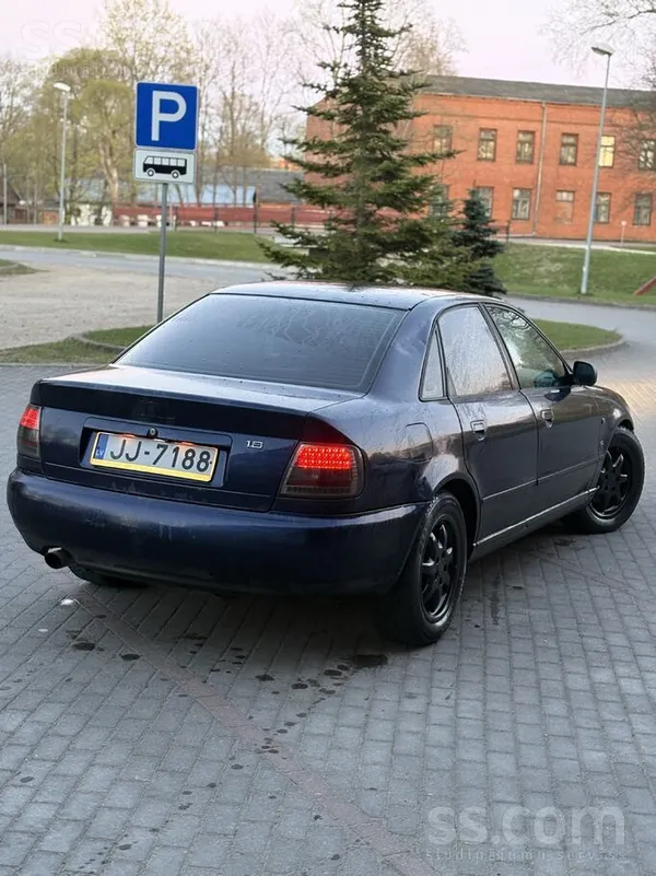 Skaista violēta krāsa- Audi A4 B5 1998.G.
1.8Benzīns - manuāls 5.ātrumi.