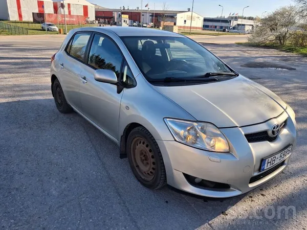 Pārdodu Toyota Auris saistībā ar citas automašīnas iegādi. Lolots un uzpasēt