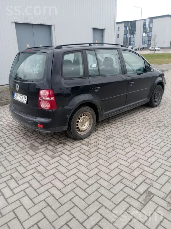 Pārdodu 5 vietīgu VW Touran. Manuāla 5 ātrumu pārnesumu kārba. Gāzes balons
