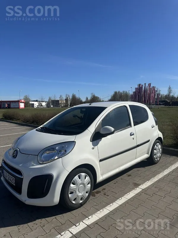 Продаётся Citroën C1, автомат. 

Красивая белая машина, компактная, стильн