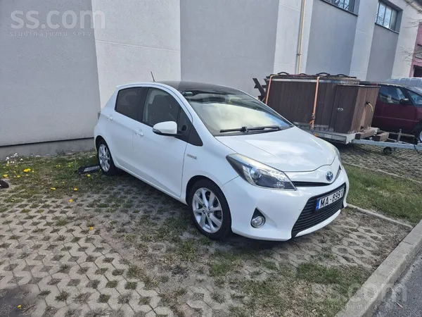 Toyota Saimniece pārdod stilīgu pilsētas automobili labā 