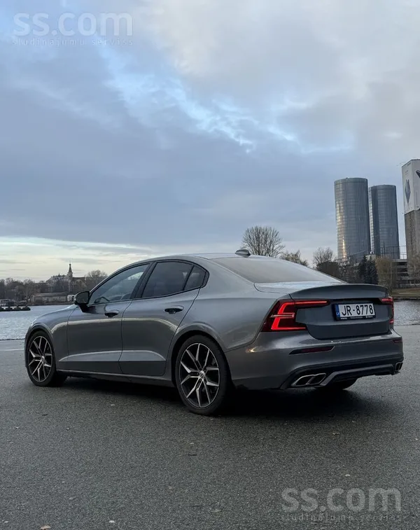 Volvo Продаю Volvo R-Design Polestar (270 л. с. ). 