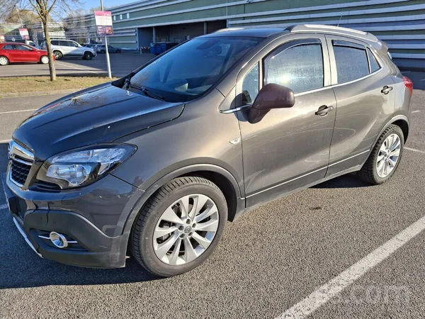 У автомобиля есть повреждения капота и бампера после аварии. 

Automašīnai