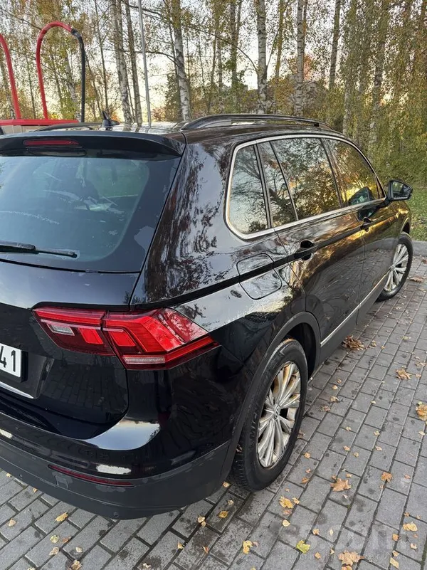 Volkswagen Pārdod labā stāvoklī melnu W Tiagun Confortline.