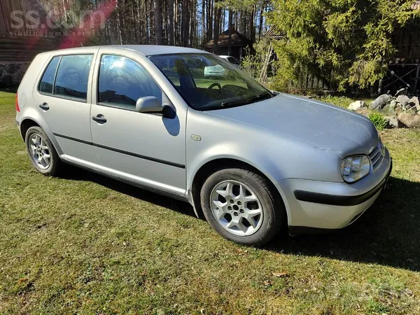 Volkswagen Pārdodas golfiņš. Neskatoties uz cienījamo vecumu,