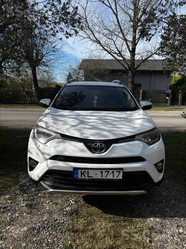 Toyota Pārdodas auto Toyota Rav4 2016.gada izlaiduma. Lab