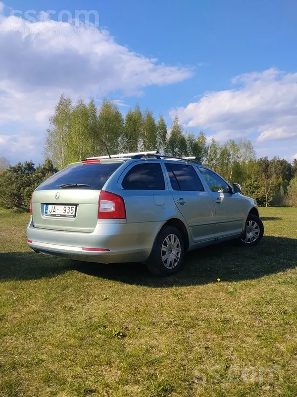 Skoda Pārdodad ekonomiska un ļoti uzticams auto. Vizuāli