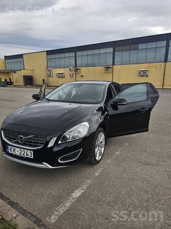 Pārdodu labi koptu Volvo V60, papildus ieguldījumus neprasa - sēdies un brau