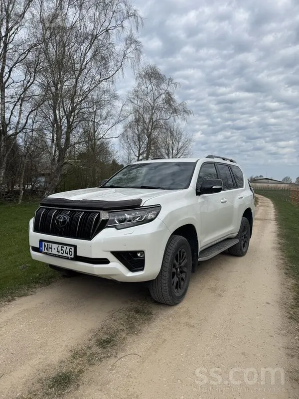 Toyota Pārdod Toyota Land Cruiser Black edition. Cena nor