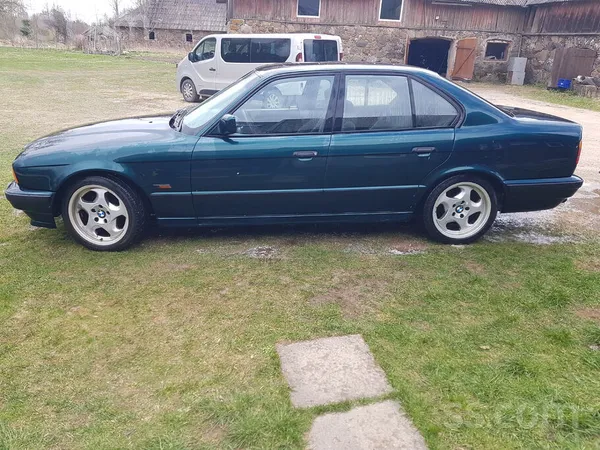 BMW Rūc brauc bremzē.
