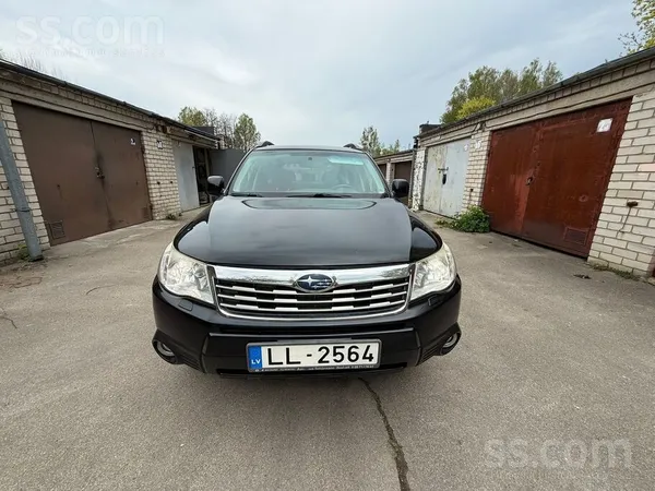 Pārdodu īstu pilnpiedziņas auto, ērts un ietilpīgs. Dzinējs 2.0 benz ar oriģ