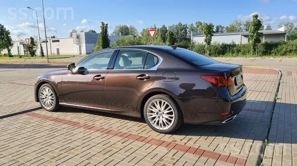 Lexus GS 250 (209Zs). 
Aptuveni 10000km atpakaļ samainīti bremžu diski un k