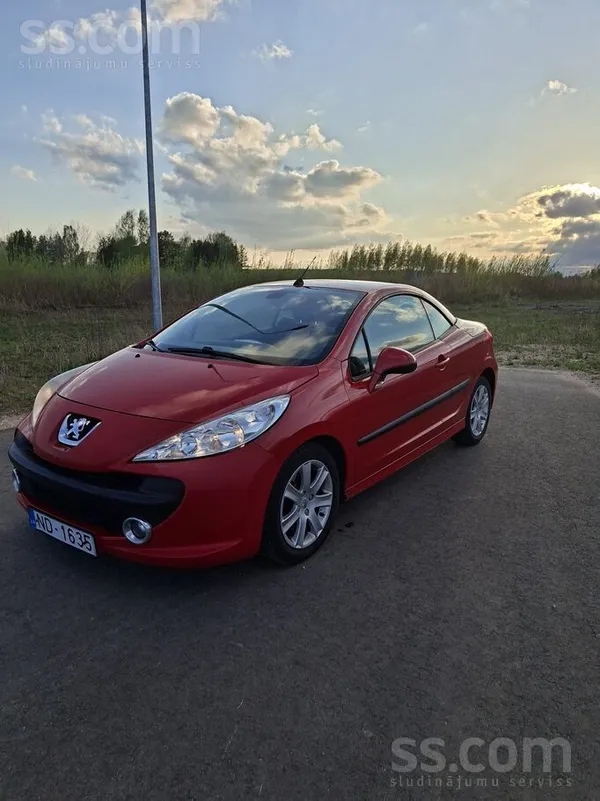 Peugeot 207 CC kabriolets, 2008. gads. Nospied pogu – un no kupejas kļūst pa