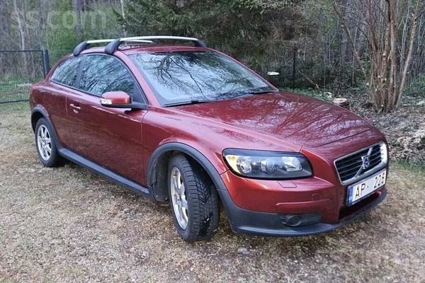 Volvo Kiršsarkanas krāsas Volvo C30. Tikai viena īpašnie