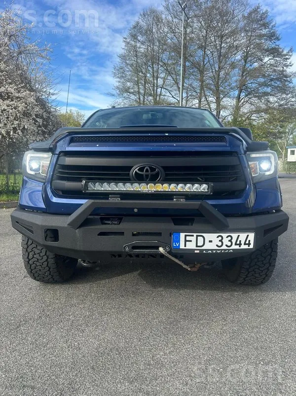Uzņēmums pārdod automašīnu Toyota Tundra , 5, 7 L. benzīna dzinējs 284 kw. A